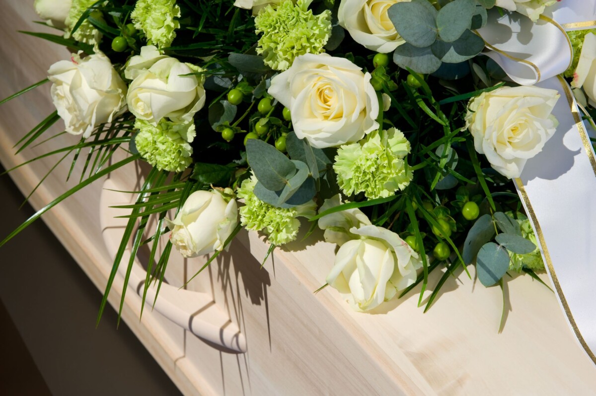 Kosten uitvaart bloemen op kist mare den haag