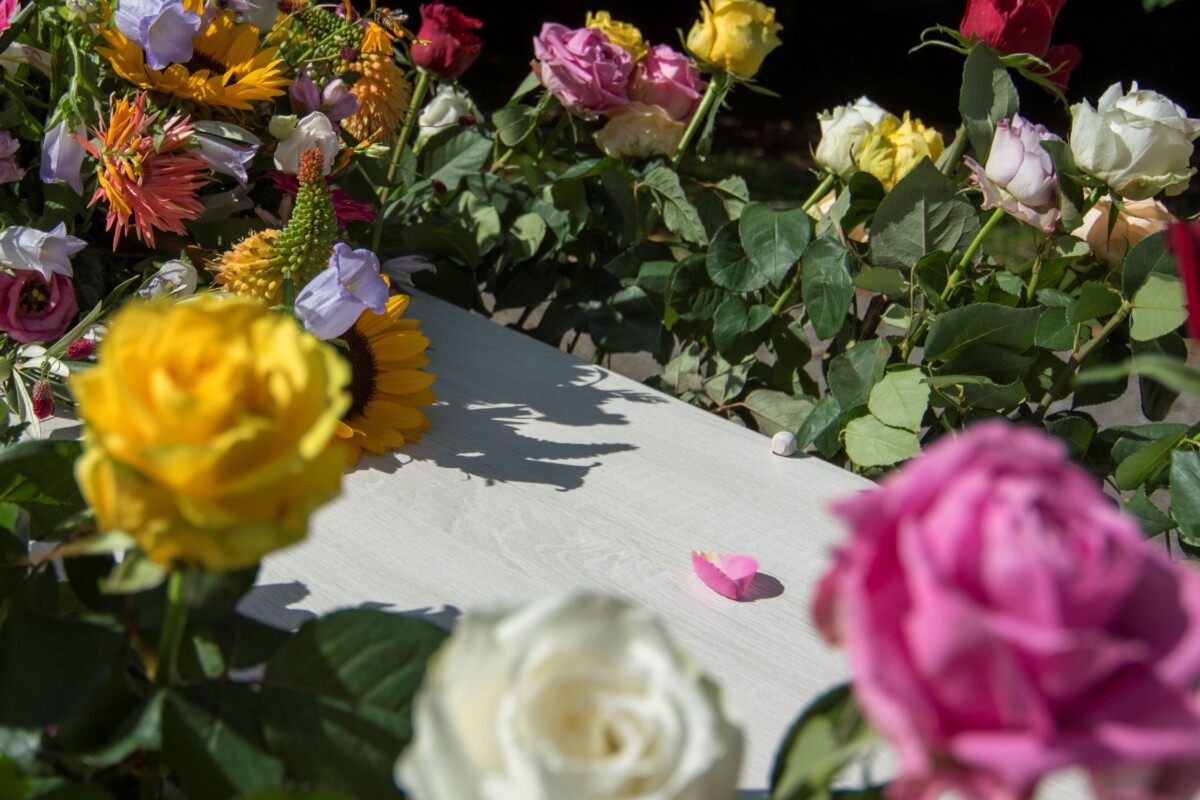Bloemen op kist uitvaart den haag mare